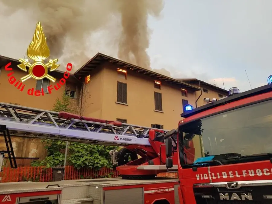 Le fiamme hanno divorato il tetto dell'ex hotel a Darfo