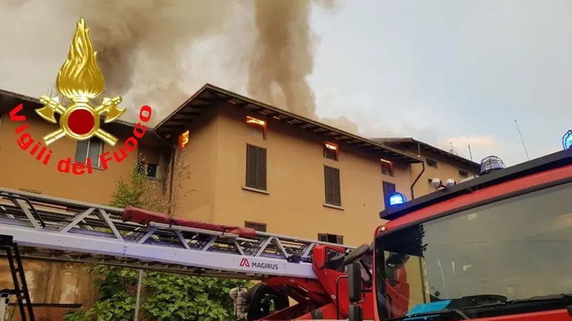 Le fiamme hanno divorato il tetto dell'ex hotel a Darfo