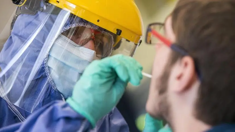 Un operatore sanitario effettua un'analisi con tampone per individuare i casi di variante Delta - Foto EPA © www.giornaledibrescia.it