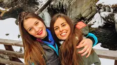 Le due amiche insieme durante un'escursione in montagna - Foto tratta da Facebook