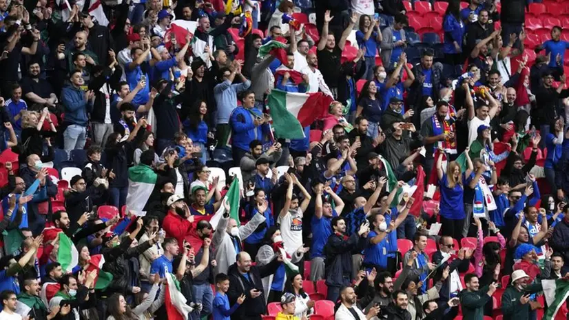 Italia-Spagna, il coloratissimo tifo per gli Azzurri a Londra