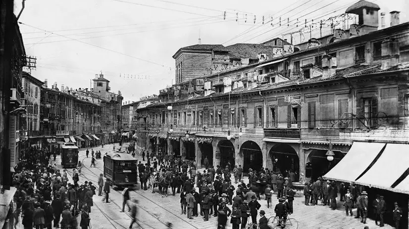 Nella foto dello Studio Negri, una panoramica storica di corso Zanardelli in città - © www.giornaledibrescia.it