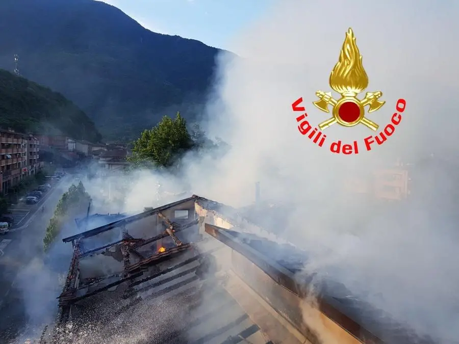 Le fiamme hanno divorato il tetto dell'ex hotel a Darfo
