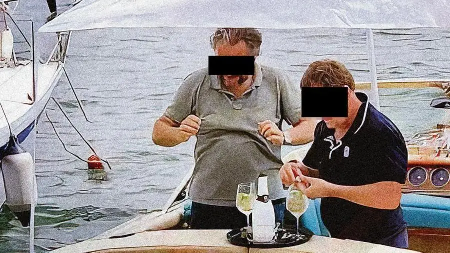 I due manager tedeschi a bordo del loro Aquariva a Salò - © www.giornaledibrescia.it