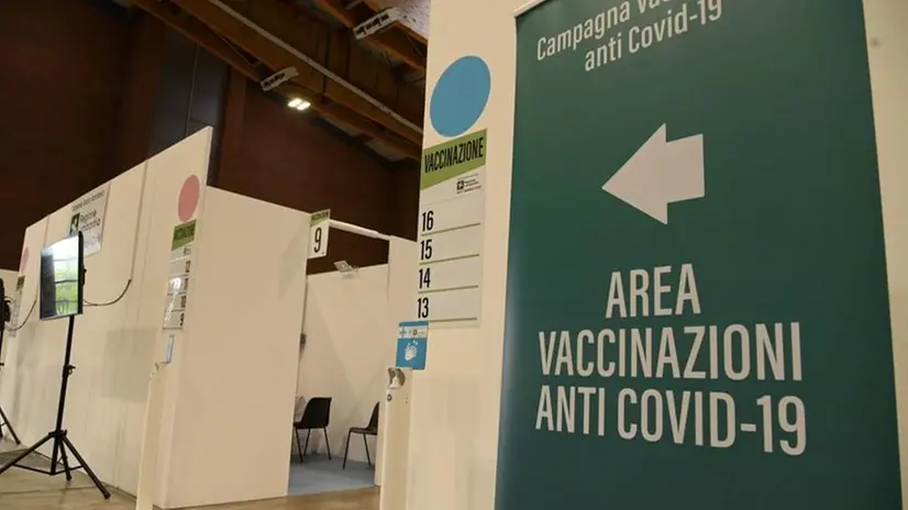 L'hub vaccinale alla Fiera di Brescia in via Caprera - Foto Gabriele Strada /Neg © www.giornaledibrescia.it