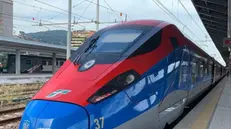 Il Freccia Rossa 1000 con i colori della Nazionale fotografata in stazione a Brescia