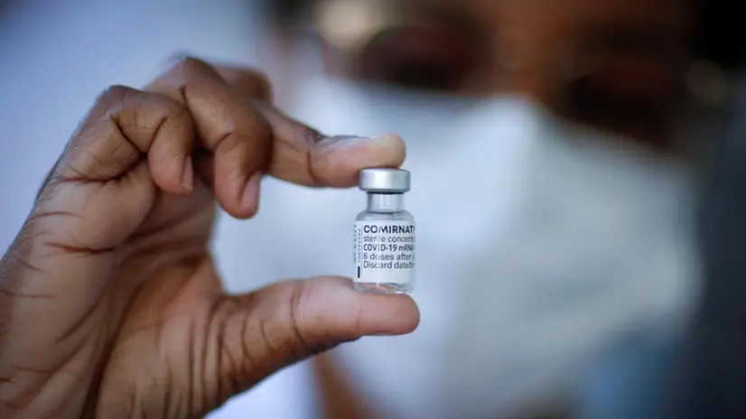 Un flaccone di vaccino Pfizer-Biontech - Foto Epa © www.giornaledibrescia.it
