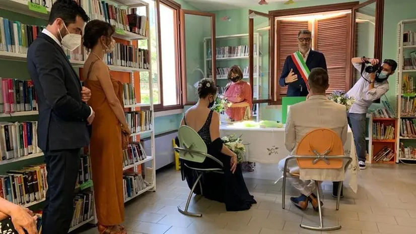 Il sindaco Cesare Sambrici celebra il matrimonio in biblioteca - © www.giornaledibrescia.it