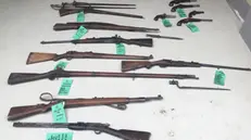 Parte delle armi trovate nei lavori edili a Cadignano di Verolanuova e donate ai Civici Musei - Foto © www.giornaledibrescia.it