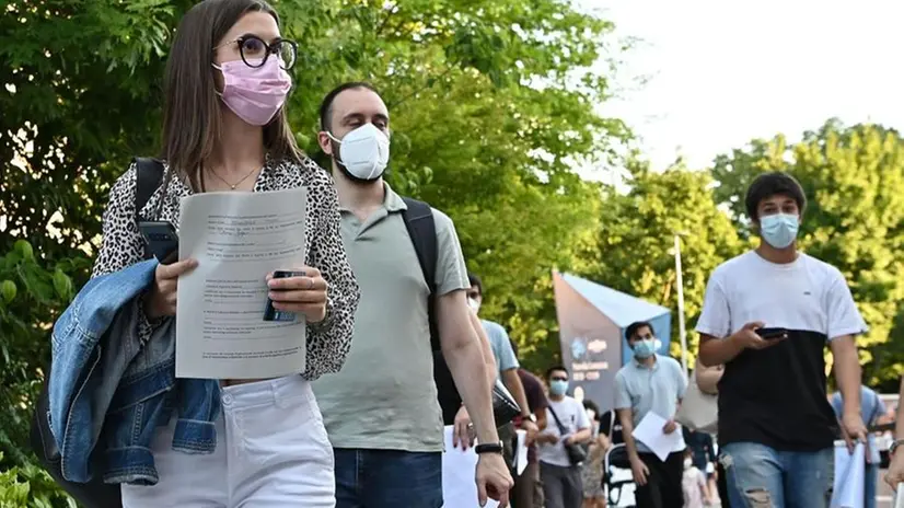 Cittadini in attesa della somministrazione del vaccino - Foto Ansa/Alessandro Di Marco © www.giornaledibrescia.it