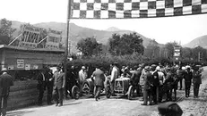 Le Bugatti dei piloti Costantini e Silvani  alla partenza del Circuito del Garda il 22 maggio 1921