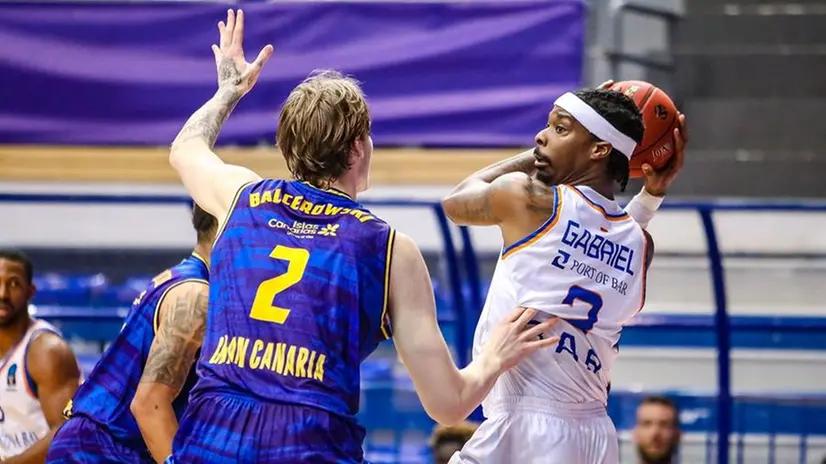 Kenny Gabriel con la maglia del Mornar Bar