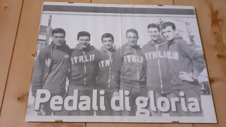 Manza il primo da destra con la spedizione azzurra - © www.giornaledibrescia.it