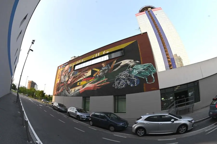 Il murale sulla facciata della sede dell’Associazione Artigiani