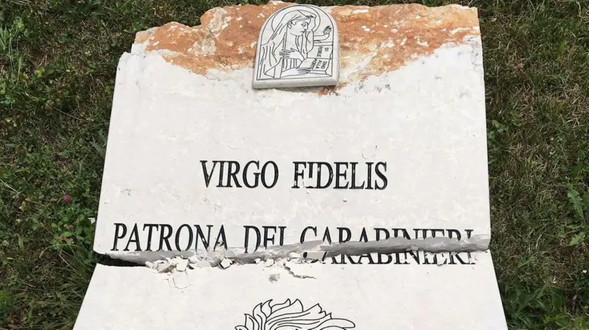 Il monumento vandalizzato