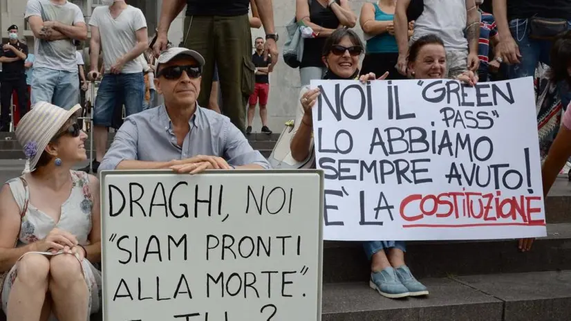 Piazza Vittoria, manifestanti contro il Green pass