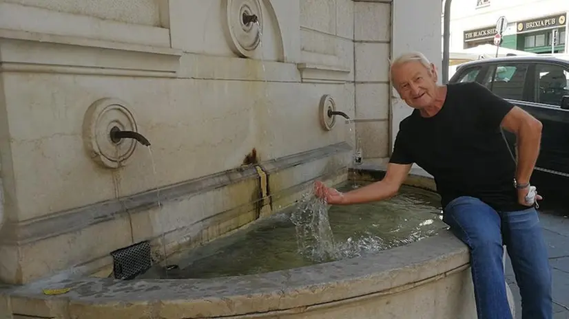 Giacomino Maccabelli, ex artigiano, alla fontana di via Tosio