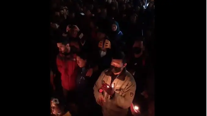 Candele accese e bici in piazza nonostante la pioggia: «Justicia para Miguel» il grido che si è levato da San Cristobal - © www.giornaledibrescia.it