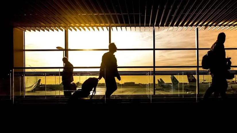 Passeggeri attraversano un aeroporto (foto simbolica) - Foto © www.giornaledibrescia.it