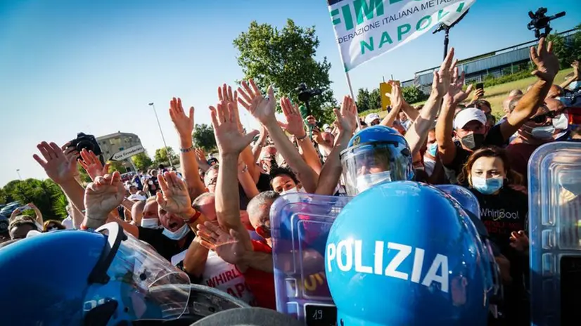 S. Maria Capua Vetere, la manifestazione dei lavoratori della Whirpool