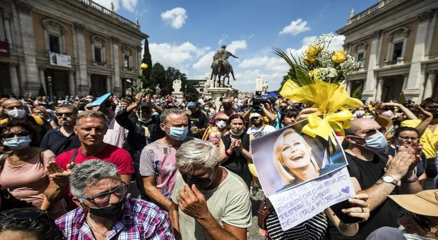Folla in piazza a Roma per i funerali di Raffaella Carrà
