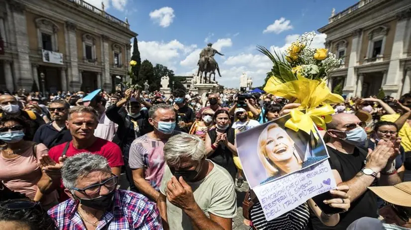 Folla in piazza a Roma per i funerali di Raffaella Carrà