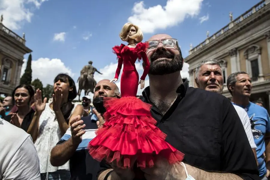 Folla in piazza a Roma per i funerali di Raffaella Carrà