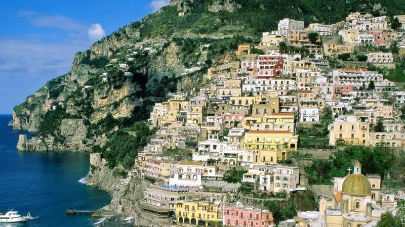 Uno scorcio della costiera amalfitana