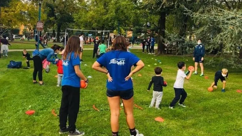 Porta montata sull’erba del parco - © www.giornaledibrescia.it