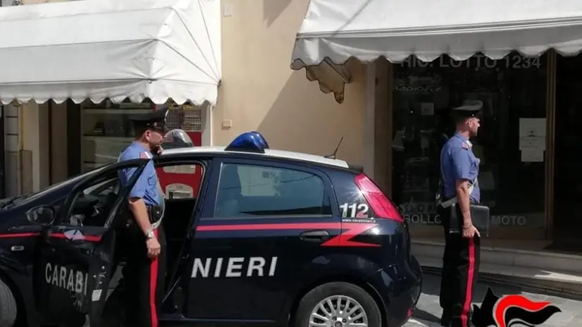 Carabinieri davanti alla tabaccheria presa di mira