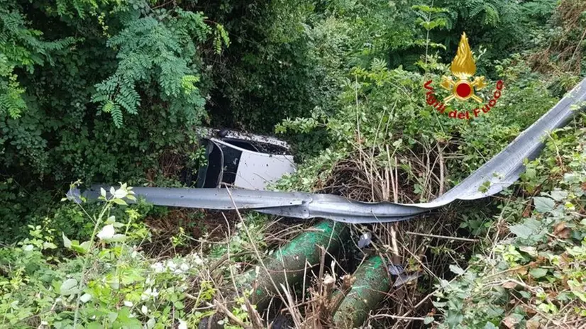 Auto nella scarpata, soccorsa una donna