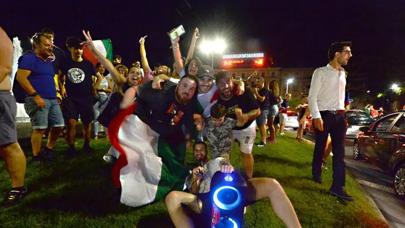 Vittoria dell'Italia, festa grande a piazzale Repubblica