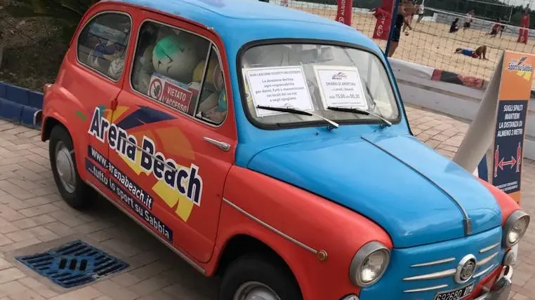 La storica Fiat 600, mascotte dell’Arena Beach - © www.giornaledibrescia.it