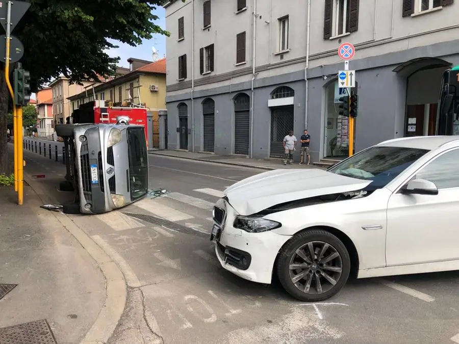 L'incidente tra auto e furgone in via Pastrengo