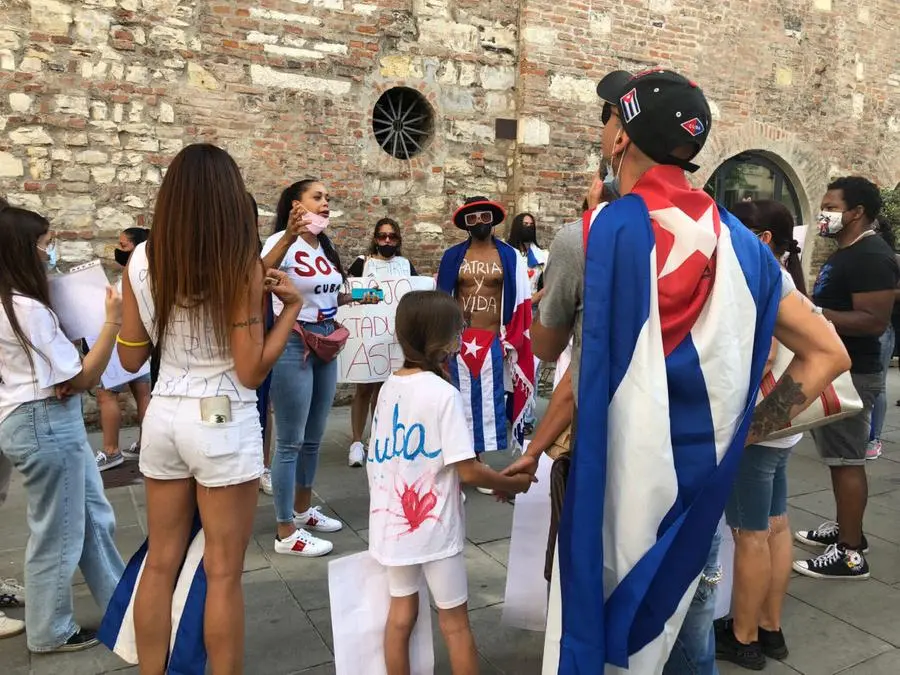 Cubani in manifestazione a Brescia