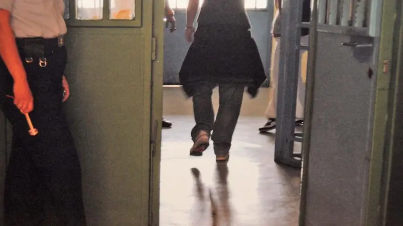 Una donna entra nel carcere di Verziano (foto d'archivio) - New Eden Group © www.giornaledibrescia.it