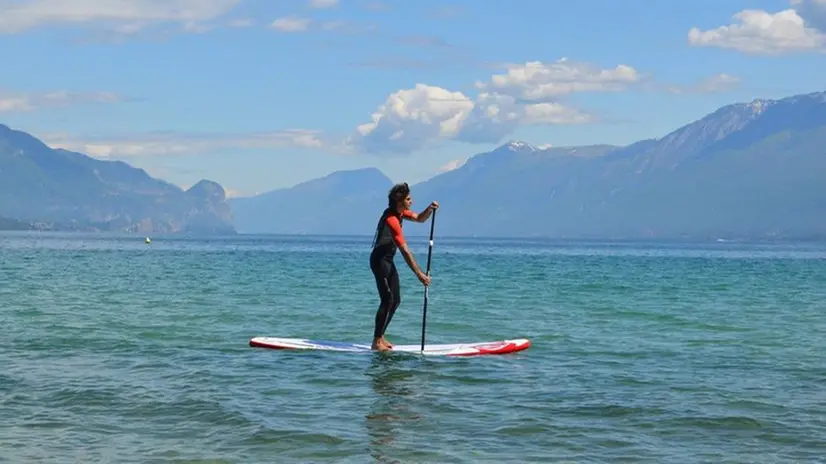 Una persona a bordo di uno Stand Up Paddle sul lago di Garda (foto d'archivio) - Foto © www.giornaledibrescia.it