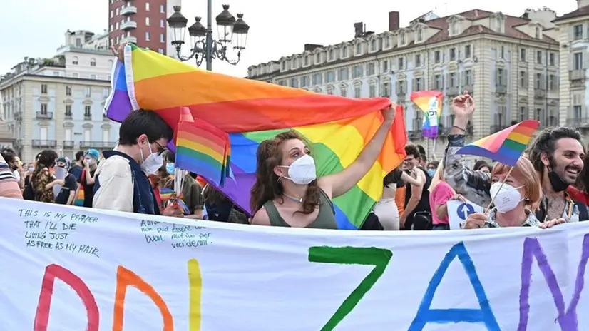 Un momento della manifestazione a favore del ddl Zan a Torino a inizio giugno - Foto Ansa © www.giornaledibrescia.it