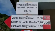 I segnali postati lungo il sentiero con le indicazioni - © www.giornaledibrescia.it