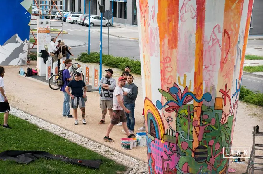 Artisti urbani all'opera alla metro di Sanpolino per Link Urban Art Festival