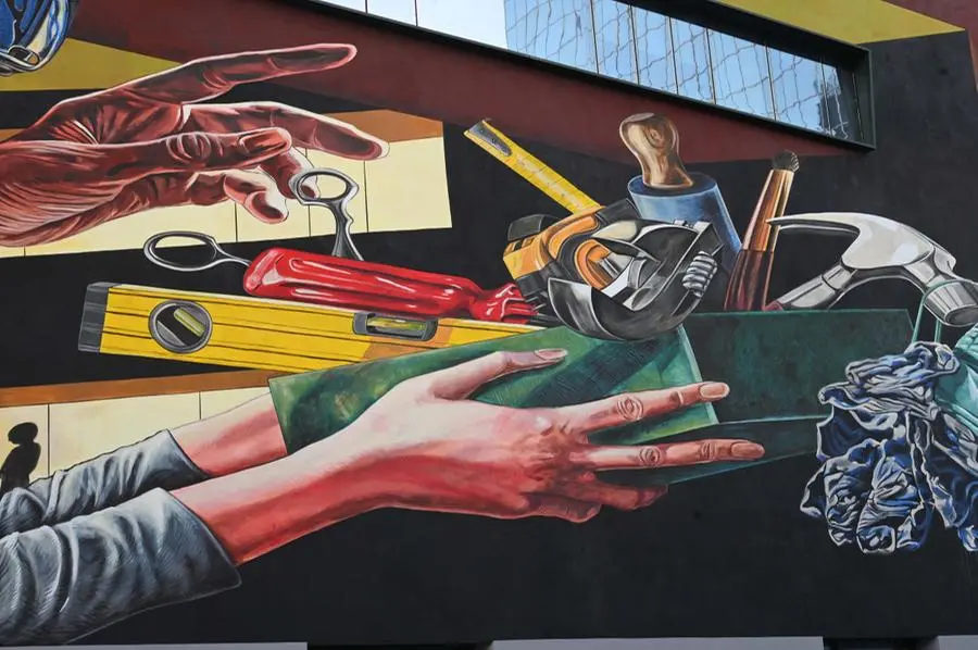 Il murale sulla facciata della sede dell’Associazione Artigiani