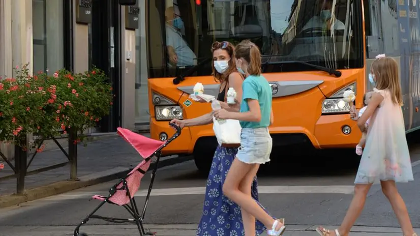 In città tra caldo, gelati e mascherine