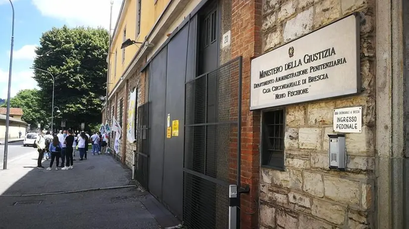 L'ingresso del carcere di Canton Mombello - Foto © www.giornaledibrescia.it
