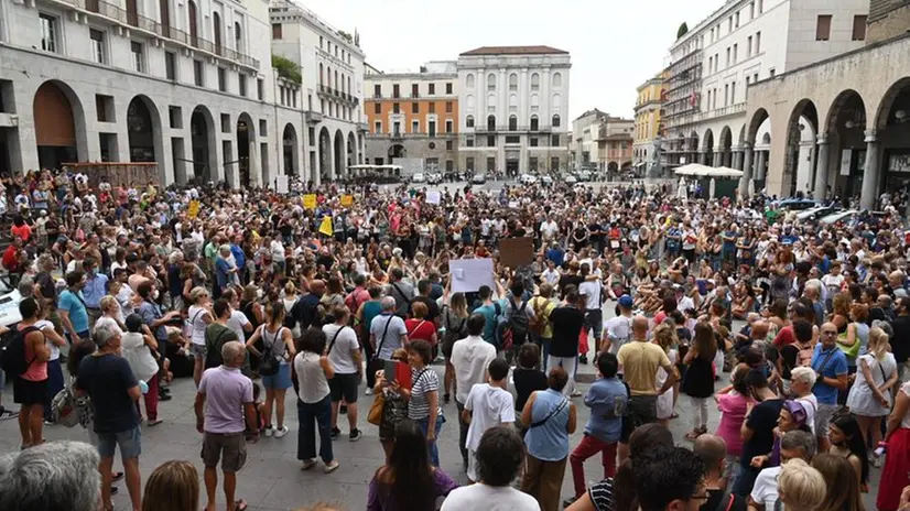 La mobilitazione non autorizzata in piazza Vittoria contro il Green pass
