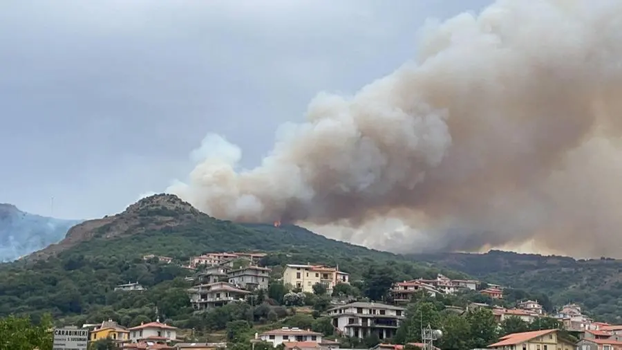 La Sardegna brucia