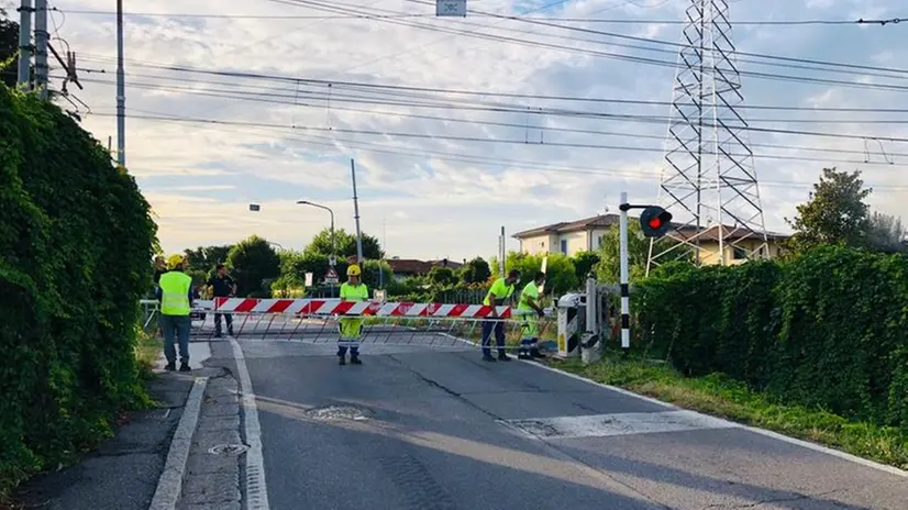 Divelta la sbarra del passaggio a livello