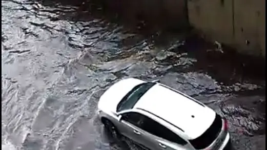 Una delle auto in transito stasera nel sottopasso allagato - © www.giornaledibrescia.it