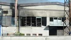 Il capannone della Fpf di Concesio distrutto dalle fiamme - Foto Marco Ortogni/Neg © www.giornaledibrescia.it