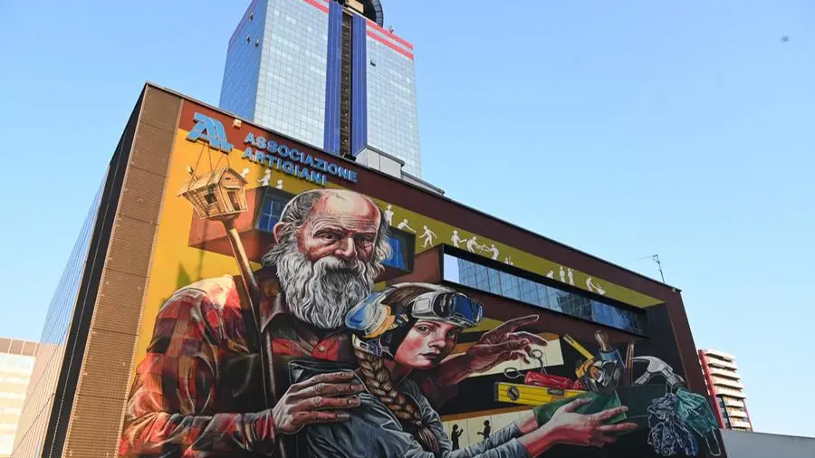 Il murale sulla facciata della sede dell’Associazione Artigiani