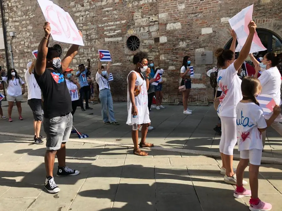 Cubani in manifestazione a Brescia